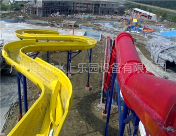 组合滑梯施工现场